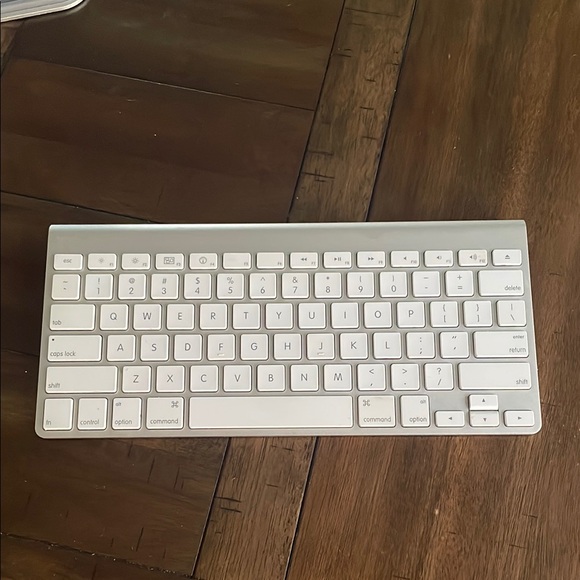Apple Wireless Keyboard - Picture 1 of 5